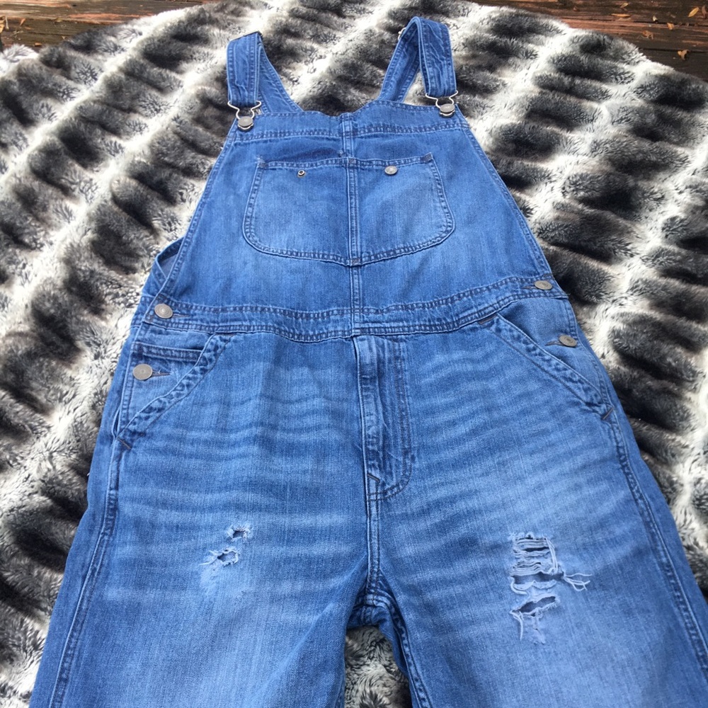 American Eagle short distressed overalls